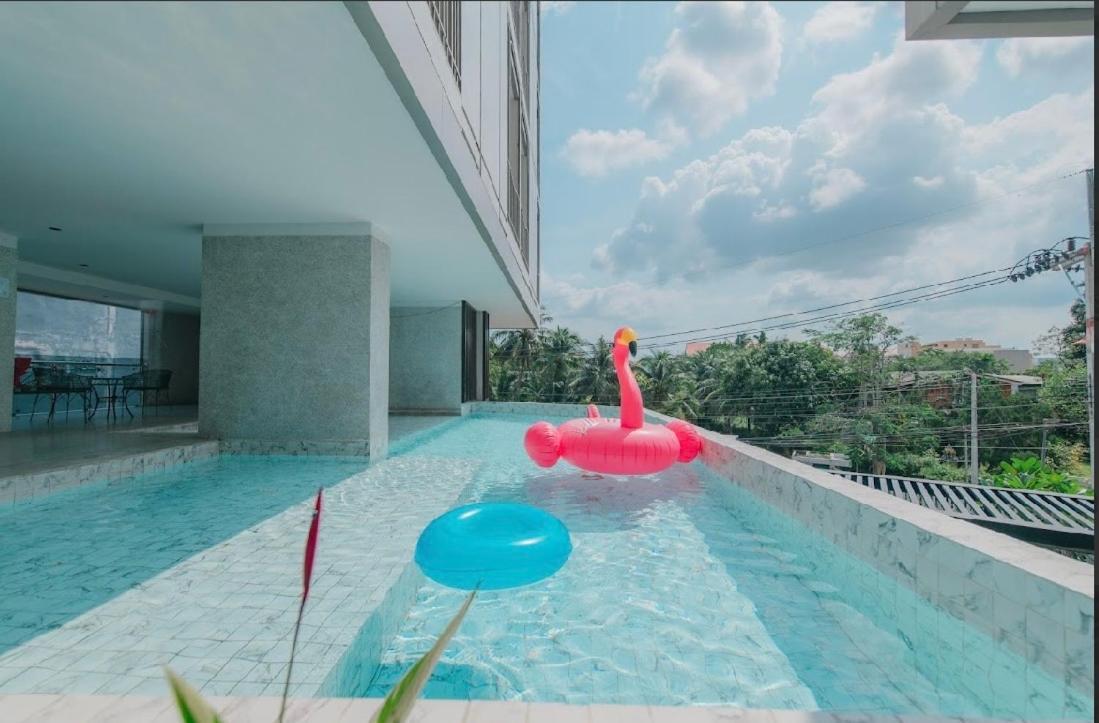 Bilik Katil King dengan Pemandangan Kolam Renang